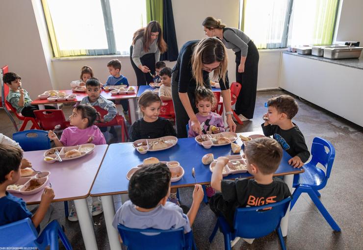 İzmir Büyükşehir Belediyesi, her yaştan öğrenciye yönelik yemek hizmetini Yuvamız