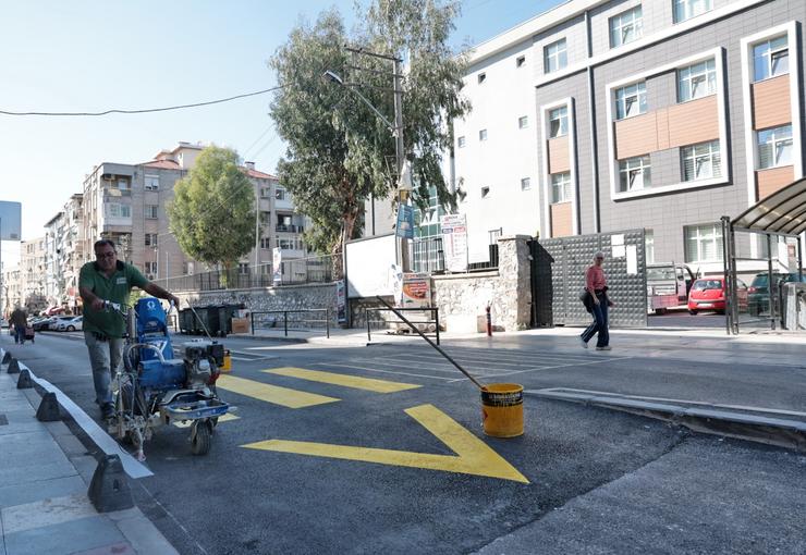 Konak Belediyesi, beş okulun birden kullandığı 156 Sokak’ta gerçekleştirdiği düzenleme