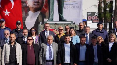 Ayvalık’ta 19 Ekim Muhtarlar Günü, Cumhuriyet Meydanı’nda düzenlenen törenle kutlandı.