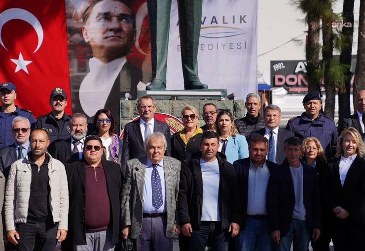 Ayvalık’ta 19 Ekim Muhtarlar Günü, Cumhuriyet Meydanı’nda düzenlenen törenle kutlandı.