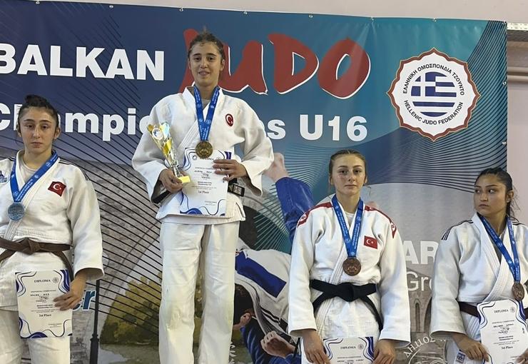 İzmir Büyükşehir Belediyesi Spor Kulübü sporcuları Aişe Dalda, Azra Ceren