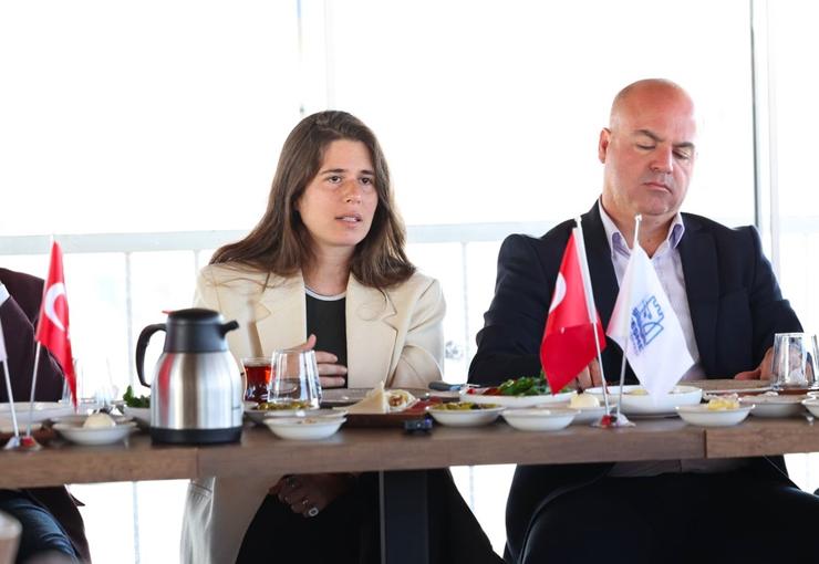 Çeşme Belediye Başkanı Lâl Denizli, Muhtarlar Günü dolayısıyla düzenlenen kahvaltı