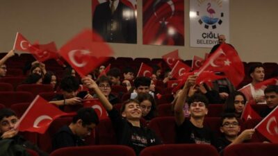 Çiğli Belediyesi’nin 29 Ekim Cumhuriyet Bayramı etkinlikleri kapsamında düzenlediği programda,