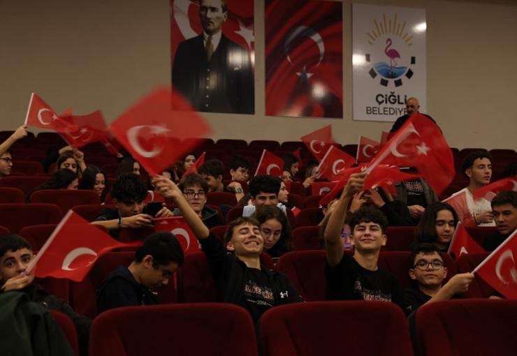 Çiğli Belediyesi’nin 29 Ekim Cumhuriyet Bayramı etkinlikleri kapsamında düzenlediği programda,