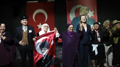 Konak Belediyesi’nin İleri Yaş Sağlıklı Yaşam Merkezi üyeleri, Cumhuriyet’in 103.