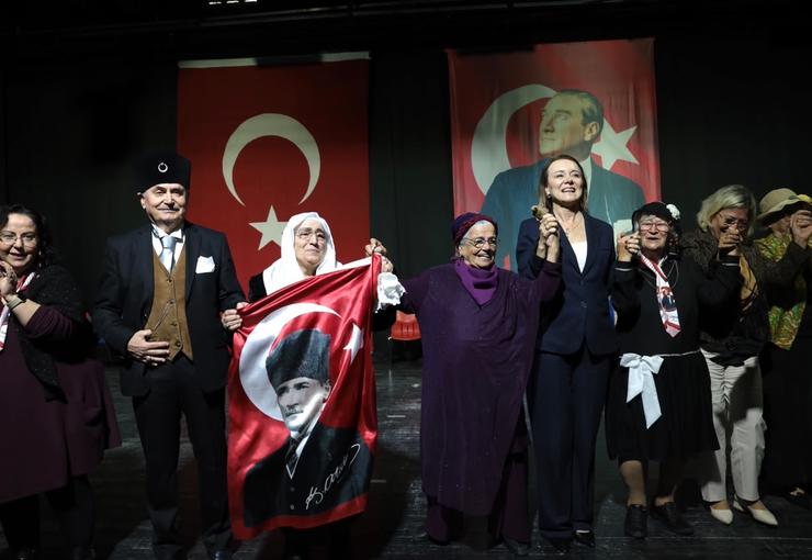 Konak Belediyesi’nin İleri Yaş Sağlıklı Yaşam Merkezi üyeleri, Cumhuriyet’in 103.