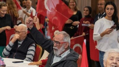 İzmir Büyükşehir Belediyesi Zübeyde Hanım Huzurevi’nde 29 Ekim Cumhuriyet Bayramı