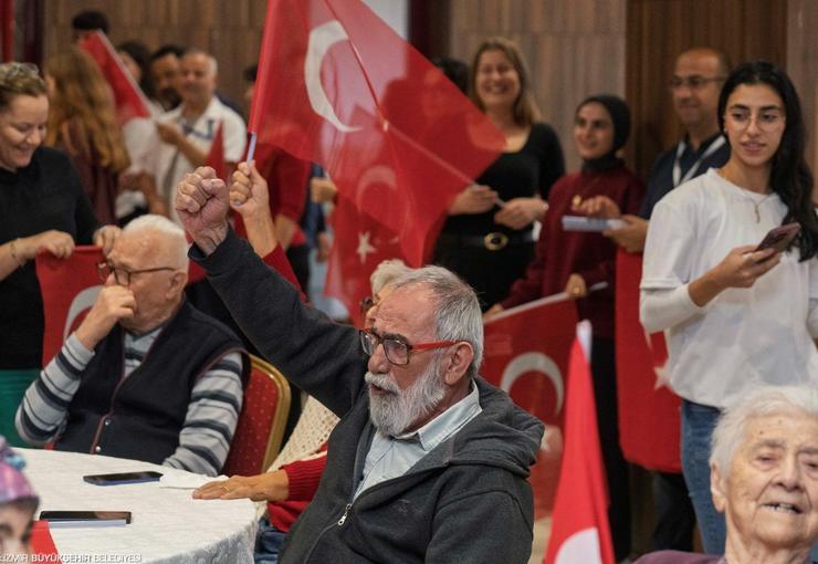 İzmir Büyükşehir Belediyesi Zübeyde Hanım Huzurevi’nde 29 Ekim Cumhuriyet Bayramı