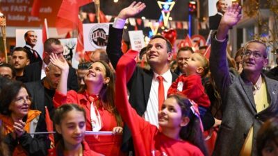 Bornova Belediyesi’nin düzenlediği 29 Ekim Cumhuriyet Bayramı kutlamalarında coşku sokaklardan