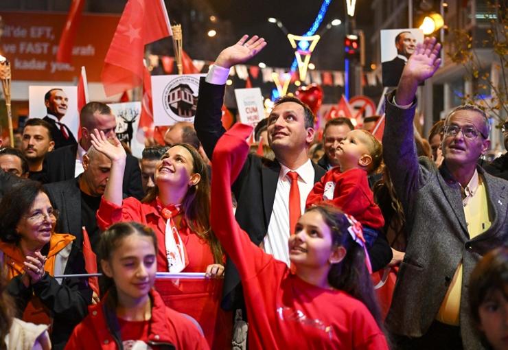 Bornova Belediyesi’nin düzenlediği 29 Ekim Cumhuriyet Bayramı kutlamalarında coşku sokaklardan