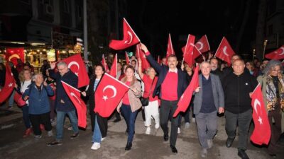 Dikili ve Çandarlı’da Cumhuriyet’in 103. yıl dönümü, bayraklarla gerçekleştirilen kortej