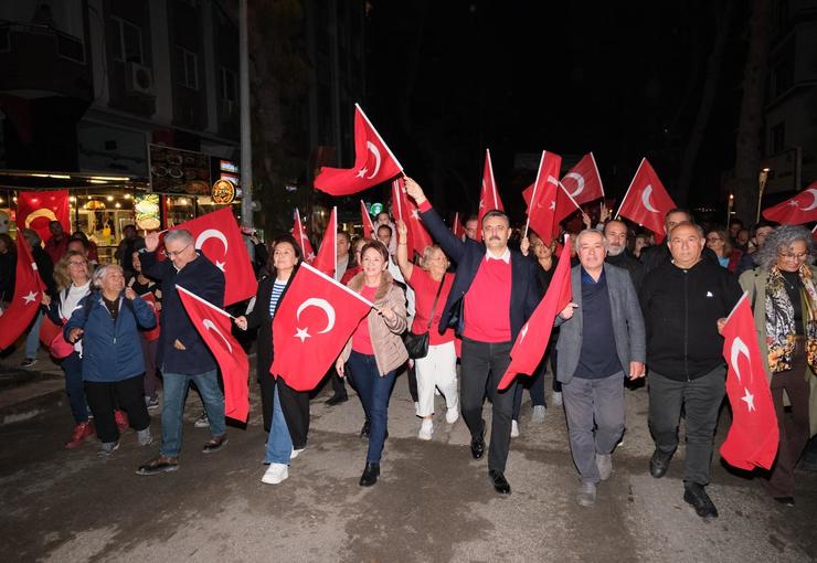Dikili ve Çandarlı’da Cumhuriyet’in 103. yıl dönümü, bayraklarla gerçekleştirilen kortej