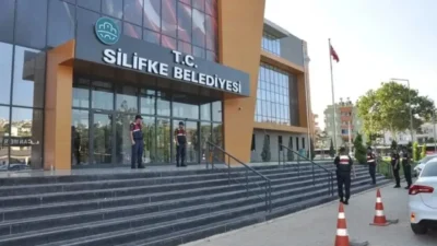 Mersin’in Silifke Belediyesi’ne yönelik soruşturmanın ikinci operasyonunda, aralarında iki başkan