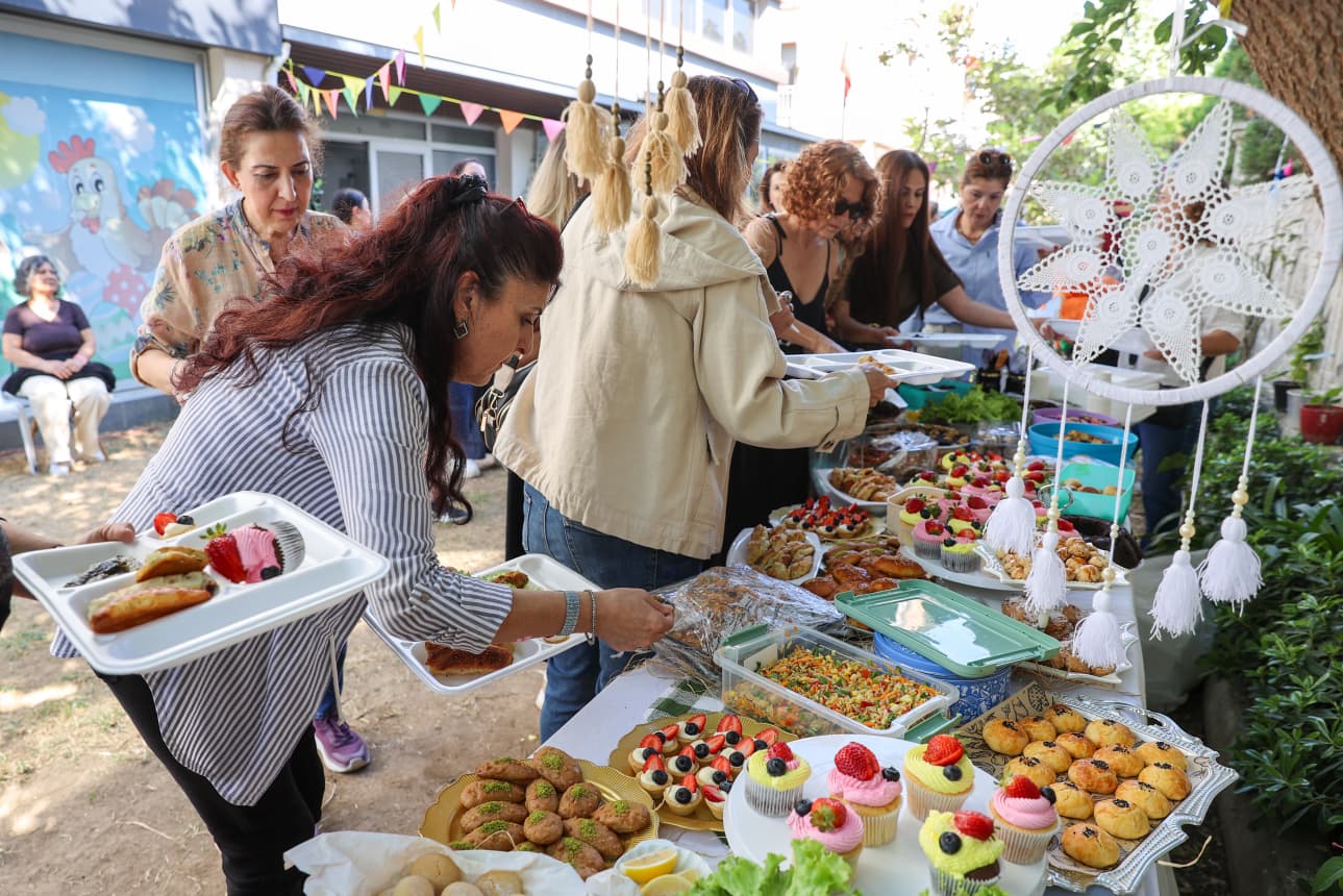 Buca Belediyesi Türkan Saylan Çağdaş Yaşam Merkezi kursiyerleri, düzenlenen bahçe