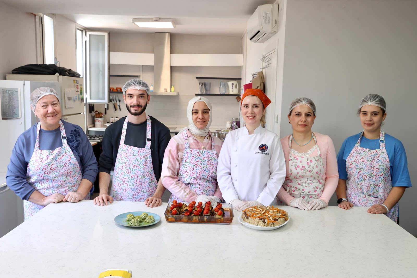 Buca Belediyesi’nin Buca Halk Eğitimi Merkezi iş birliğiyle düzenlediği aşçılık
