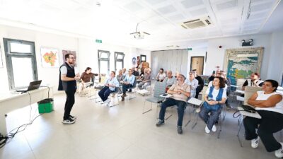 Efes Selçuk’ta zeytin üreticilerinin bilgi ve deneyimlerini artırmak amacıyla Zeytinde