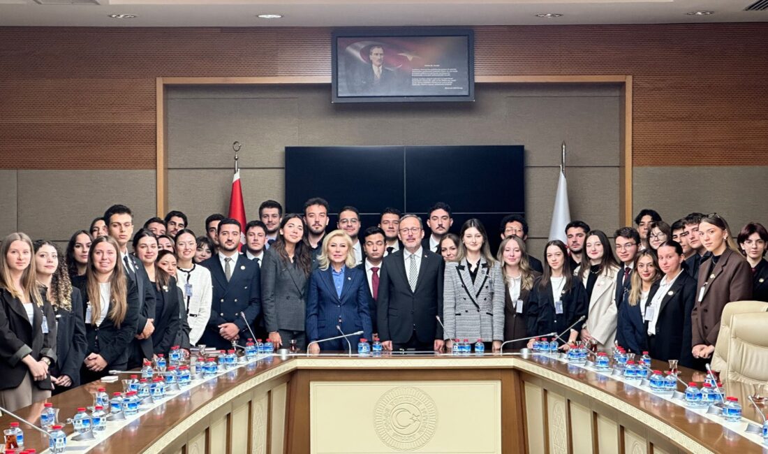 AK Parti İzmir Milletvekilleri Şebnem Bursalı Aksoy ve Mehmet Muharrem