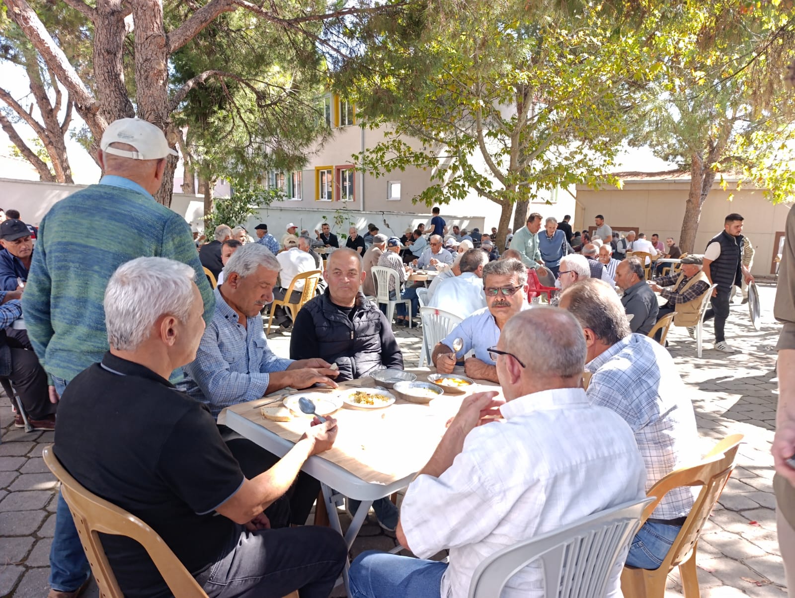 Manisa’nın Gördes İlçesi Yakaköy Mahallesi Geleneksel Köy Hayrı yoğun katılımla