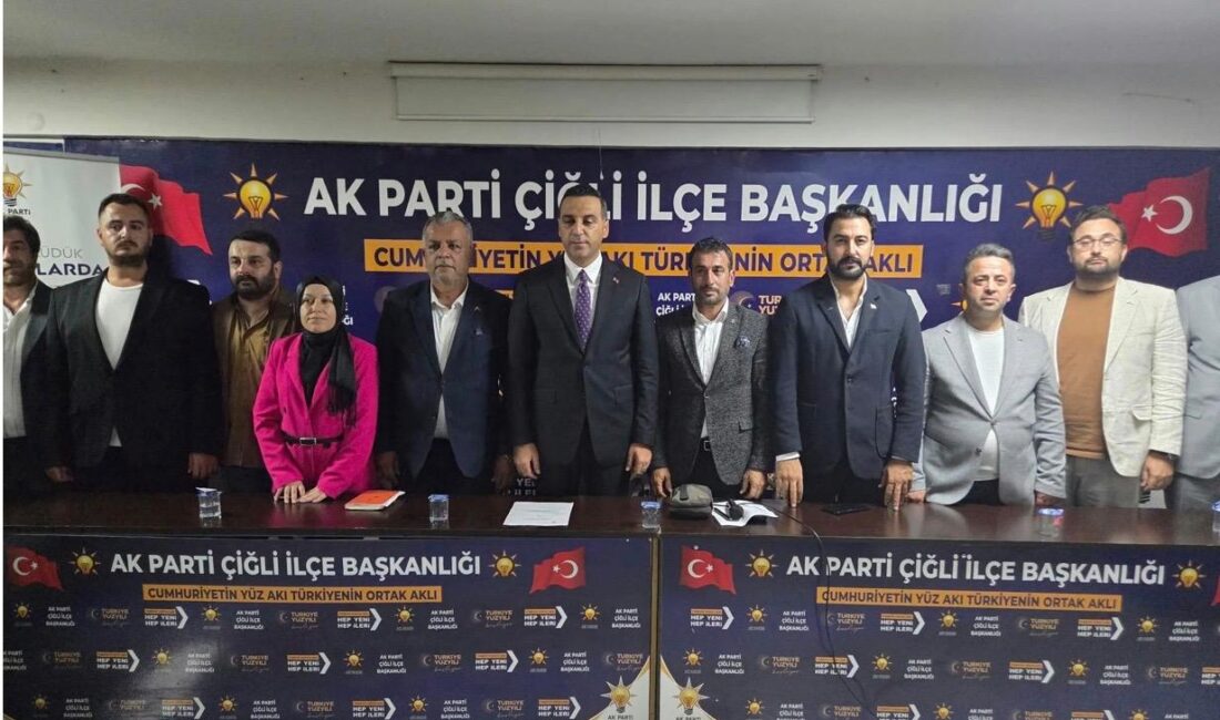 AK Parti Çiğli İlçe Başkanı Oktay Özdemir, danışma toplantısında Belediye