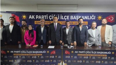 AK Parti Çiğli İlçe Başkanı Oktay Özdemir, danışma toplantısında Belediye