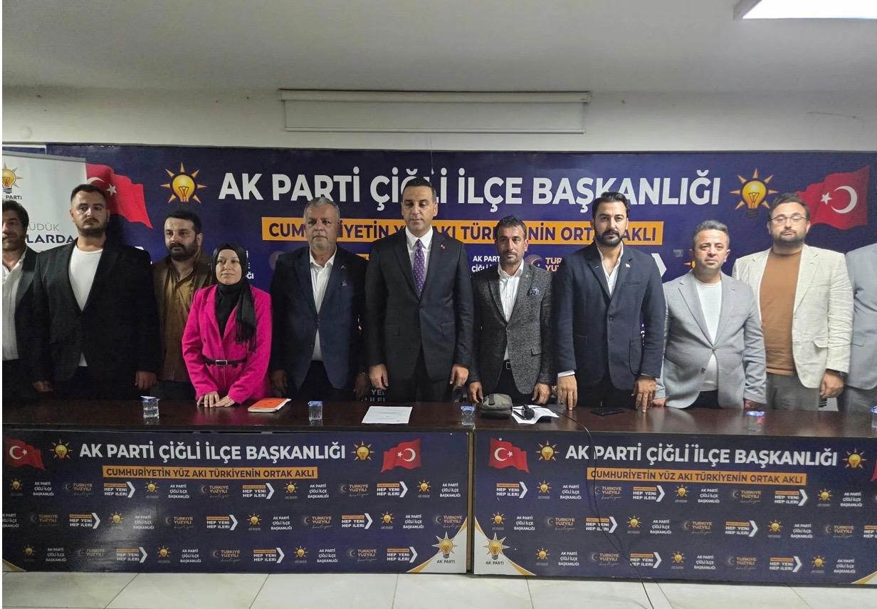 AK Parti Çiğli İlçe Başkanı Oktay Özdemir, danışma toplantısında Belediye