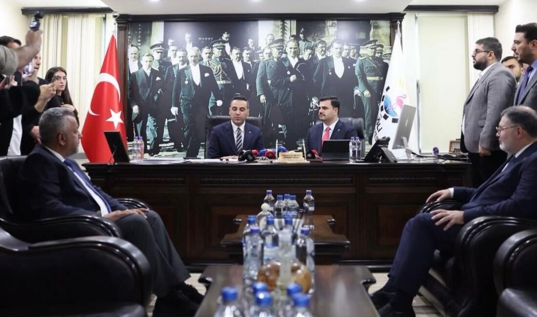 AK Parti Genel Sekreteri ve İzmir Milletvekili Eyüp Kadir İnan,