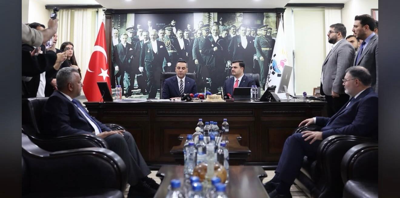 AK Parti Genel Sekreteri ve İzmir Milletvekili Eyüp Kadir İnan,