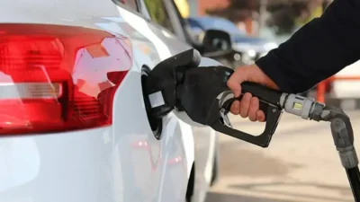 Motorine gelen yaklaşık 4,95 TL’lik indirimin ardından pompa fiyatları yeni