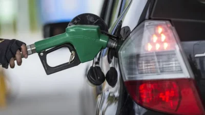 İzmir’de 30 Ekim itibarıyla benzinin litresi 77,60 TL, motorinin litresi