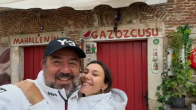 Ata Demirer, sevgilisi Dilara Alemdar ile Ayvalık'ta geçirdiği tatilden yeni