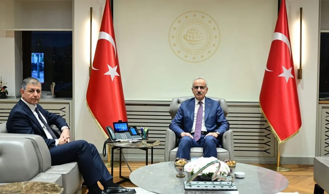 Ulaştırma Bakanı Abdulkadir Uraloğlu ile İzmir Büyükşehir Belediye Başkanı Cemil
