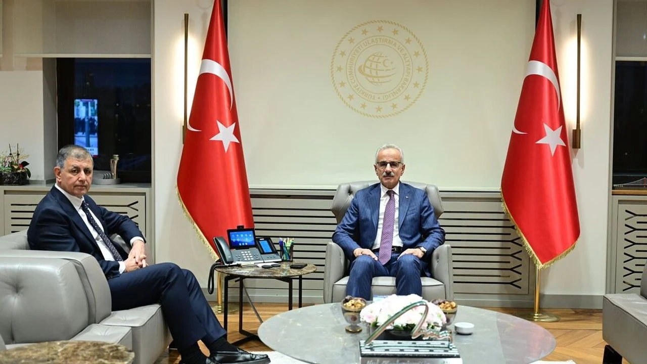 Ulaştırma Bakanı Abdulkadir Uraloğlu ile İzmir Büyükşehir Belediye Başkanı Cemil