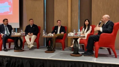 Çeşme'de düzenlenen İzmir Digital Transformation Workshop'ta Trip.com ve Tripadvisor temsilcileriyle