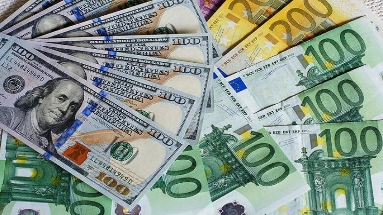 Döviz piyasalarında yukarı yönlü hareket devam ederken dolar 49,20 TL