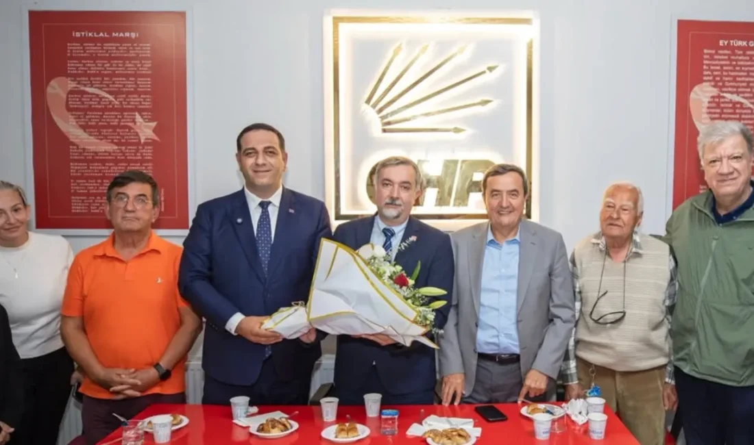 İzmir’in Narlıdere ilçesinde Erman Uzun ve geçmiş dönem yöneticiler, CHP