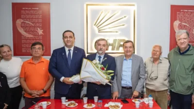 İzmir’in Narlıdere ilçesinde Erman Uzun ve geçmiş dönem yöneticiler, CHP