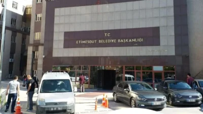 Ankara'da Etimesgut Belediyesi'ne yönelik soruşturmada, başkan yardımcıları Fikret Gözüoğlu ve