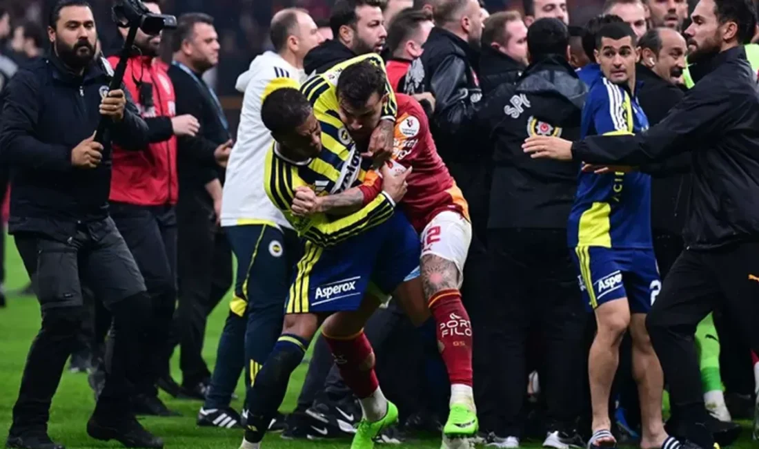 Galatasaray’ın Fenerbahçe’yi 2-1 yendiği derbi, maç sonunda futbolcular arasında yaşanan