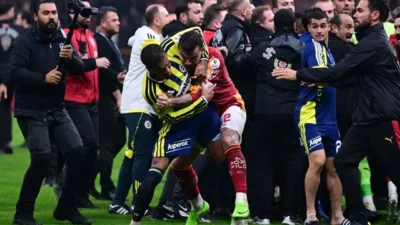 Galatasaray’ın Fenerbahçe’yi 2-1 yendiği derbi, maç sonunda futbolcular arasında yaşanan