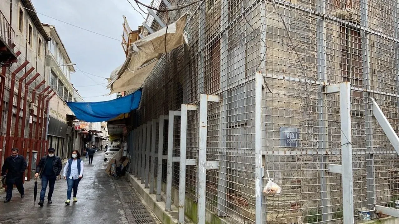 Kemeraltı’ndaki Hamdi Dalan Sabun Fabrikası restorasyonu sürerken 863 ve 864