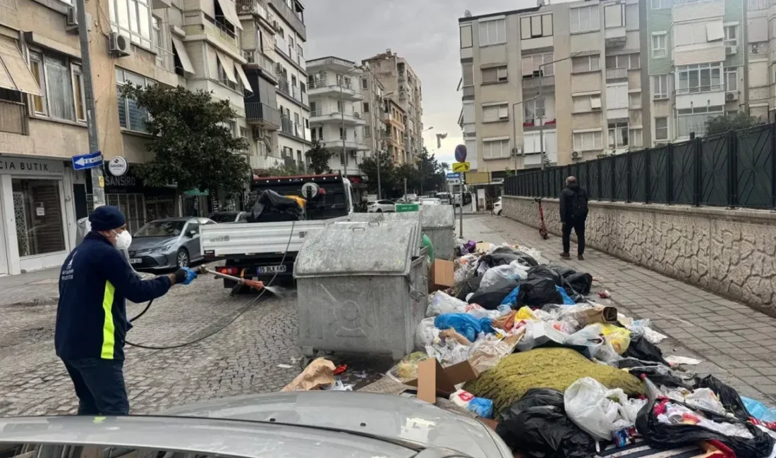 Karşıyaka Alaybey Mahallesi Muhtarı Servin Akkuş, toplanmayan çöplerin üzerine haşere