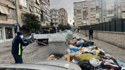 Karşıyaka Alaybey Mahallesi Muhtarı Servin Akkuş, toplanmayan çöplerin üzerine haşere