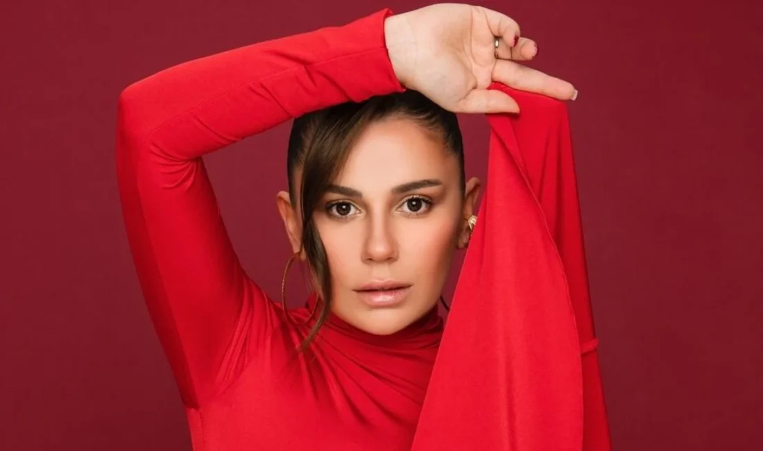 Afyonkarahisar'da verdiği konser sırasında merdivenlerden düşerek ayağından yaralanan Merve Özbey'in