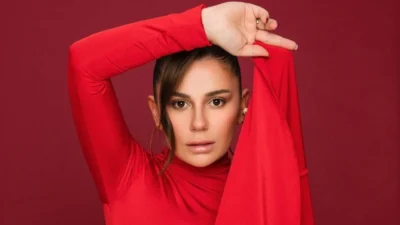 Afyonkarahisar'da verdiği konser sırasında merdivenlerden düşerek ayağından yaralanan Merve Özbey'in