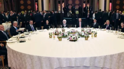 Emine Erdoğan, TDT 13'üncü Zirvesi kapsamında düzenlenen resmi akşam yemeğinin